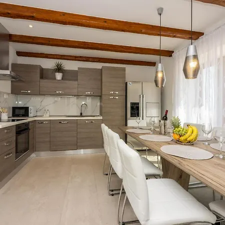 Antani With Heated Pool, Sauna & Jacuzzi Villa *