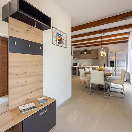 Villa Antani With Heated Pool, Sauna & Jacuzzi *