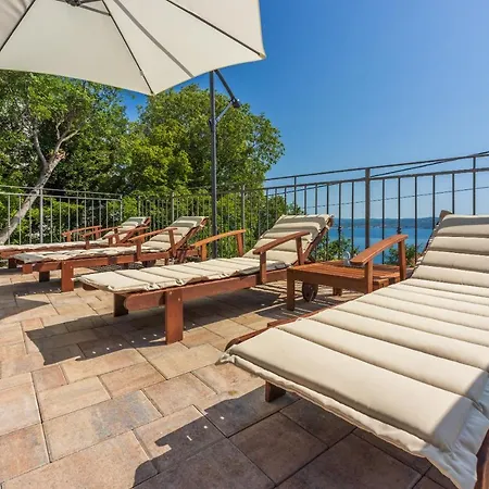 Antani With Heated Pool, Sauna & Jacuzzi Villa *