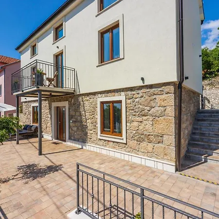 Villa Antani With Heated Pool, Sauna & Jacuzzi *